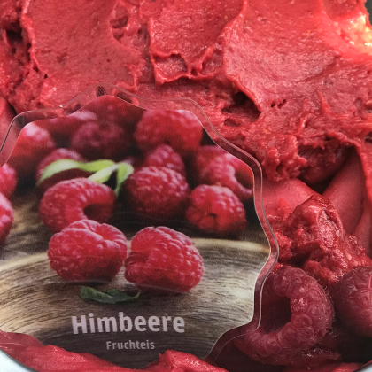 Nahaufnahme des fruchtigen Himbeereises im Café Central Zinnowitz.