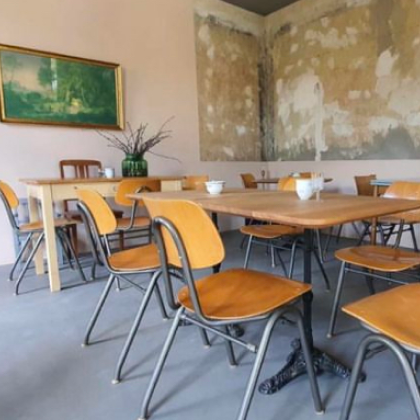 Eindruck aus dem aufgeräumten und sauberen Inneren des Café Central Zinnowitz: Stühle und Tische in einem angenehmen Ambiente.
