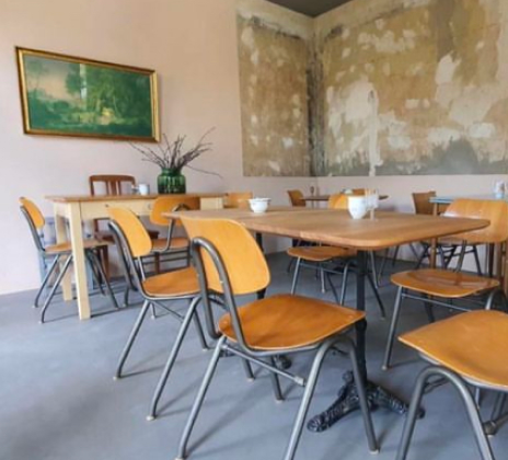Eindruck aus dem aufgeräumten und sauberen Inneren des Café Central Zinnowitz: Stühle und Tische in einem angenehmen Ambiente.