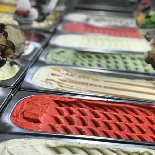 Leckeres Manufaktur-Eis mit rein natürlichen Zutaten im Café Central Zinnowitz.