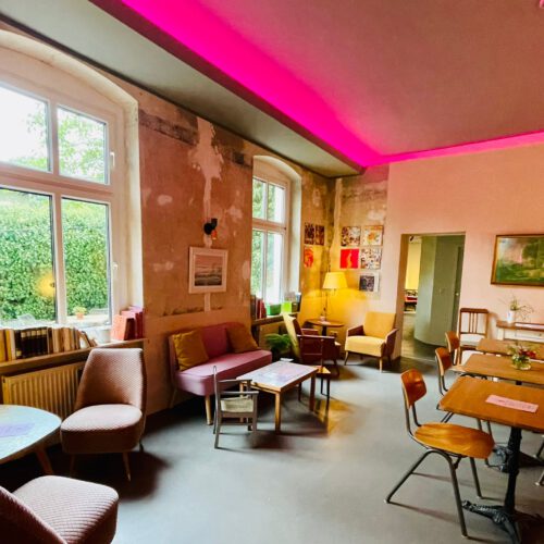 Gemütlicher Gastraum im Café Central Zinnowitz.