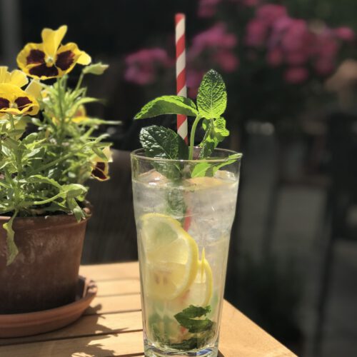 Ein leckerer Cocktail im gemütlichen Gastraum vom Café Central Zinnowitz.
