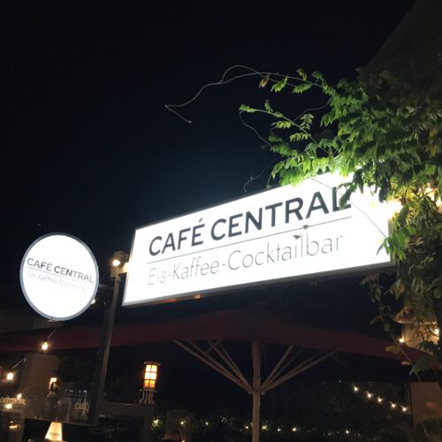 Der Eingang zur Cocktailbar Café Central Zinnowitz bei Nacht.
