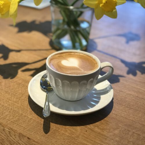 Cappuccino mit Latte Art Herz aus der italienischen Siebträgermaschine im Café Central Zinnowitz.