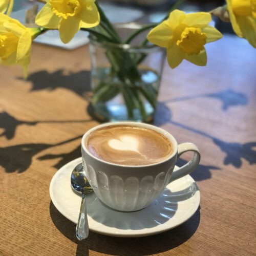 Cappuccino mit Latte Art Herz aus der italienischen Siebträgermaschine im Café Central Zinnowitz.