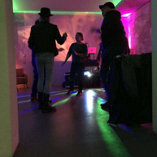 Tanzende Menschen bei der Tanzveranstaltung House Party vom Café Central Zinnowitz.